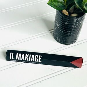 IL MAKIAGE WATERPROOF LIP LINER
LONG-LASTING CREAMY LIP PENCIL
